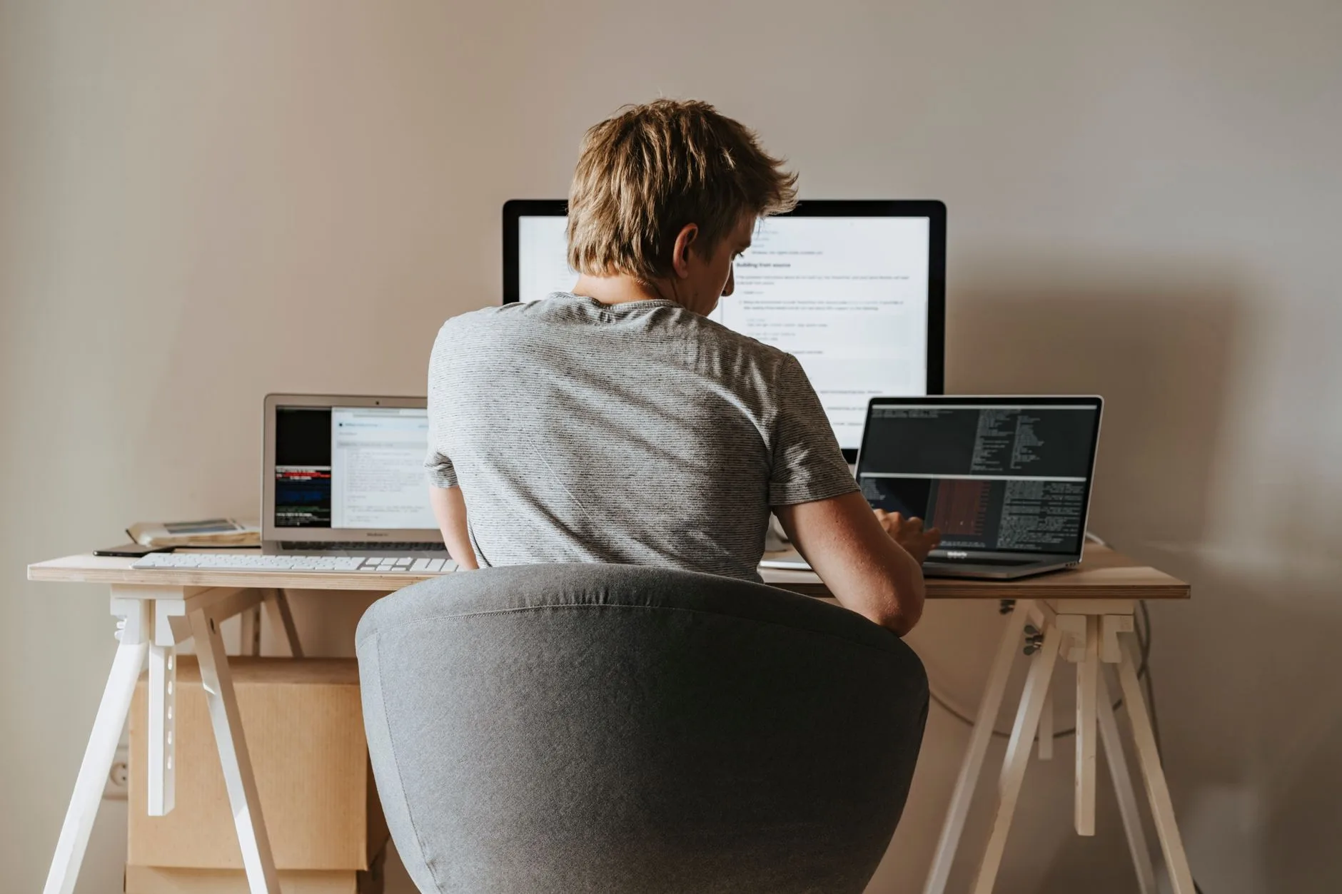 Peut-on travailler avec une hernie discale ? Postes, aménagements et arrêt