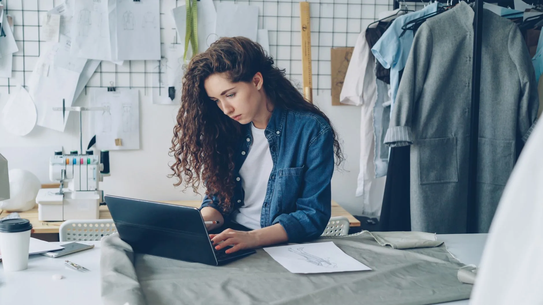 Créer une micro-entreprise en 2026 : démarches en ligne, coût réel, cotisations et plafonds